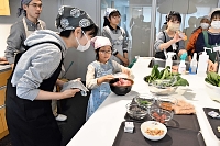 小学生から大人まで、和やかに学んだ「作る！エシカル料理教室」