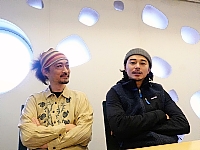 「松本での長期滞在は初めて。『演劇やってます』と言っても特別感がない。それだけ、演劇が日常に根付いている雰囲気がある」と話す東出（右）と日沢＝１３日、松本市のまつもと市民芸術館