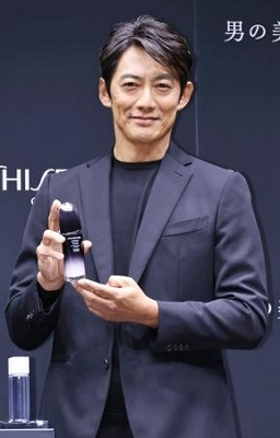 反町隆史、約20年ぶりに夫婦共演 資生堂CMで松嶋菜々子と｜信濃