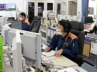 １１９番通報を受けて状況を確認し、出動指令を出す飯田広域消防本部の指令員＝１６日、飯田市