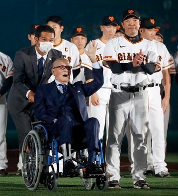 長嶋さん、東京ドームに登場 肉声で激励「勝つ、勝つ、勝つ」｜信濃