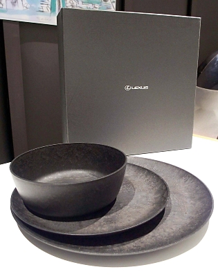 レクサスコレクション」にhide kasuga1896(東京)の食器 杉の間伐材と