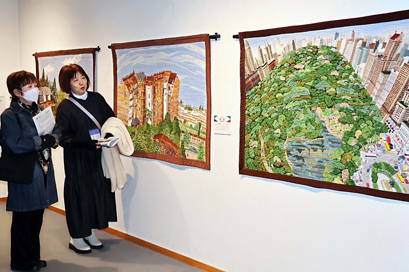 原田泰治さんの絵、キルトで緻密に再現 諏訪市で愛好家3人の
