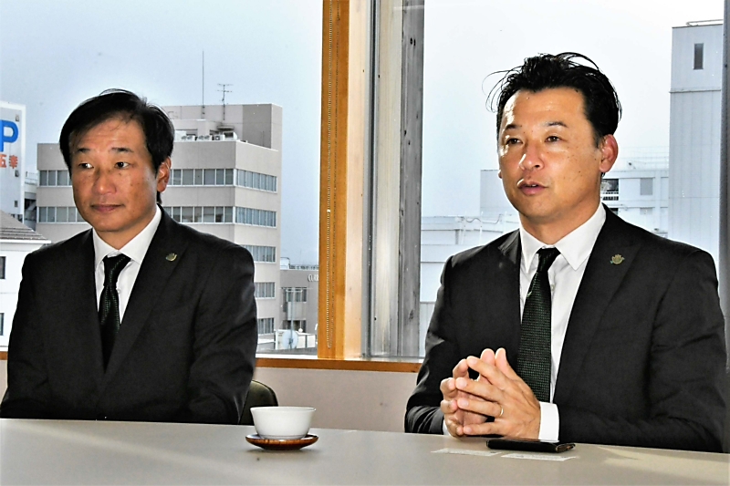 松本山雅の霜田監督、来季へ「最後の年の意識で、強い覚悟で戦う」 神田社長と信毎MG訪問|信濃毎日新聞デジタル 信州・長野県のニュースサイト