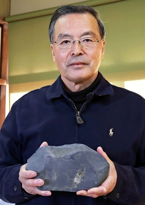 自宅の漬物石、化石だった！甲殻類チタスナモグリか｜信濃毎日