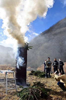もくもく立ち上る煙は竜みたい 平穏な一年願い､恒例の狼煙上げ 木曽
