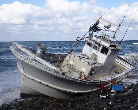 小型船8隻、新潟に漂着 能登半島地震の津波影響か｜信濃毎日新聞