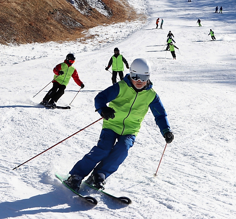 70代以上が中心のベテランスキークラブ おそろいのベスト着て滑り初め