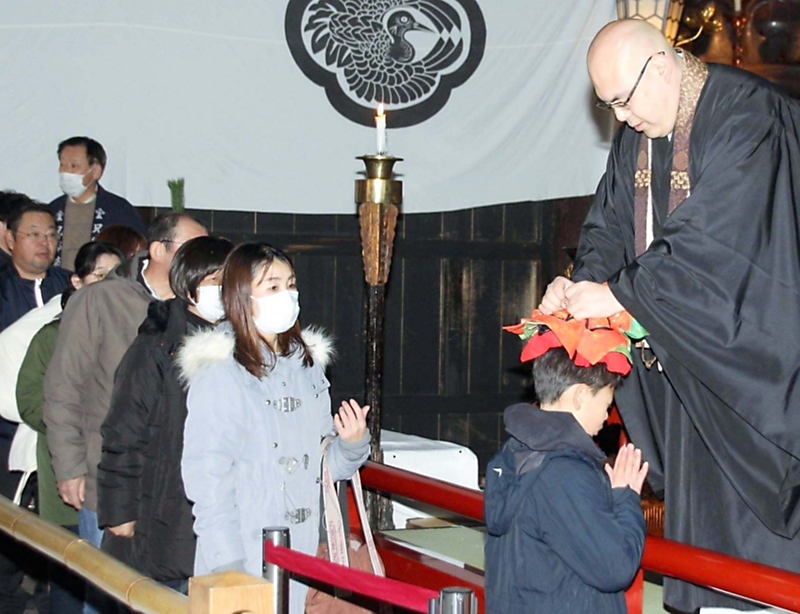 善光寺で「御印文頂戴」始まる 宝印を頭に当て、無病息災や安泰願う 15