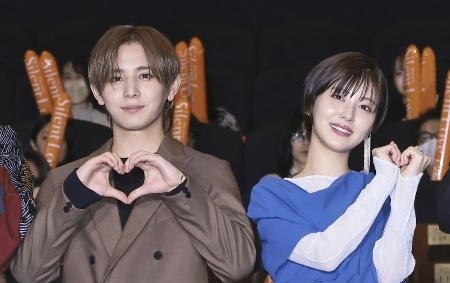 山田涼介「死んだ魚の目」で熱演 浜辺美波は3カ月特訓｜信濃毎日新聞