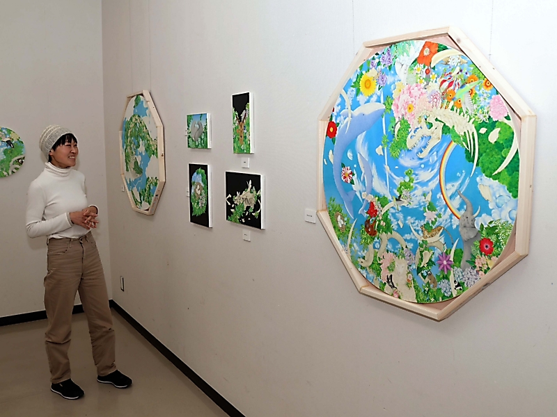 2人の「若造」アーティスト、飯田創造館に恩返し 色鉛筆画家とガラス