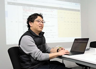 賃上げについて取材に応じる唐沢社長