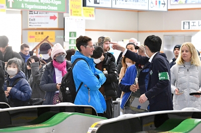 北陸新幹線運転見合わせ、混雑する長野駅「早く動いてほしい」 長野