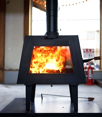 薪ストーブ 楕円形 未使用 全国から注文が相次ぐ 筑北村の手作りまきストーブ 春には作業場拡張も