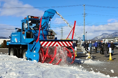 ゆきを 除雪機械の自動制御、フクザワコーポレーションとワイズが現場検証