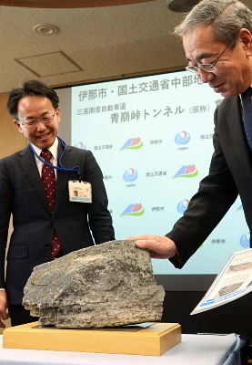 難関突破の貫通石を「合格祈願に」 難工事「青崩峠トンネル」で出た石