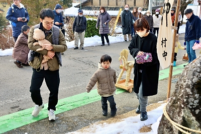 わら馬引いて、菓子供え 道祖神に願う、子どもの成長 上田市の無形民俗