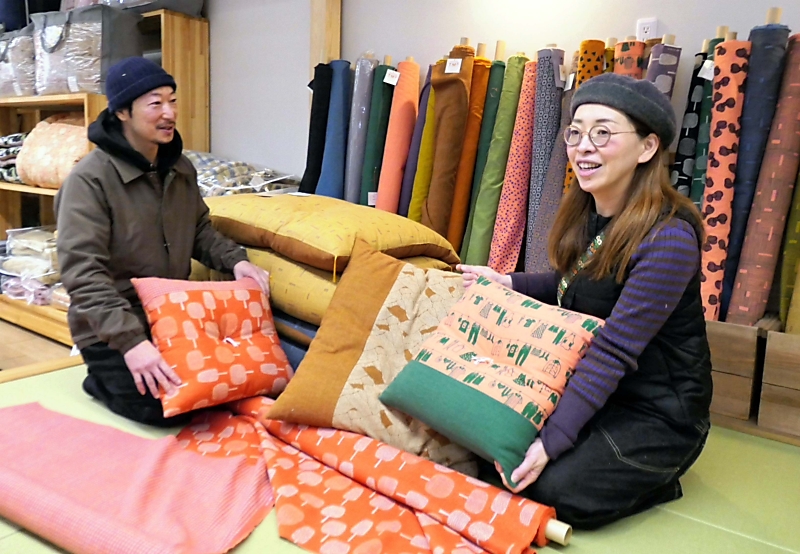 時代に合わせて柔軟に 伝統守って98年、上田市で3代目夫婦と4代目夫婦
