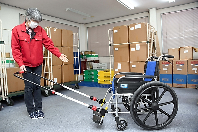 JINRIKI　車椅子　人力車　障害 車いすを“人力車のように”引く装置 経産省がJISを制定 安全性担保で