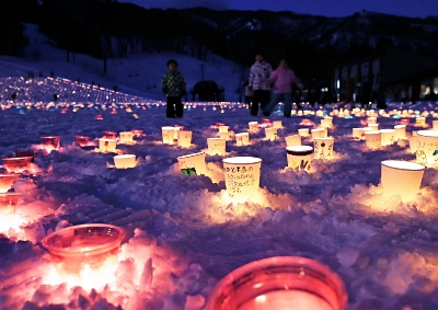 動画付き】温かな光で恩返し 栄村の雪上にともすキャンドル1万本 能登
