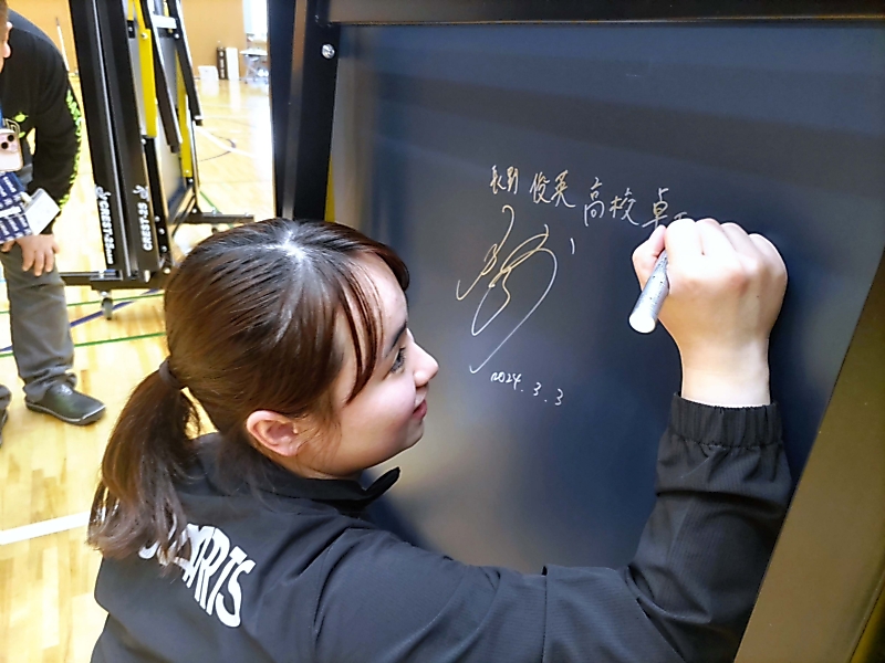 伊藤美誠選手のサイン入り卓球台、県内の高校へ｜信濃毎日新聞デジタル