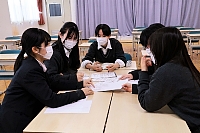 校則のあり方を話し合う「ルールメイキングプロジェクト」の中心メンバーたち＝２月７日、長野市の文化学園長野高校