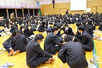 「校則に関して困っていること」などについて話し合った文化学園長野高校の全校集会＝昨年１２月