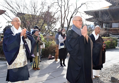善光寺で東日本大震災の慰霊者法要 「教訓を伝え続ける」と｜信濃毎日