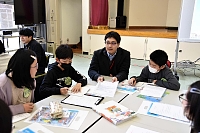 こども記者にインタビューを受ける訓練生の田口秀嗣さん＝３月２日、駒ケ根市