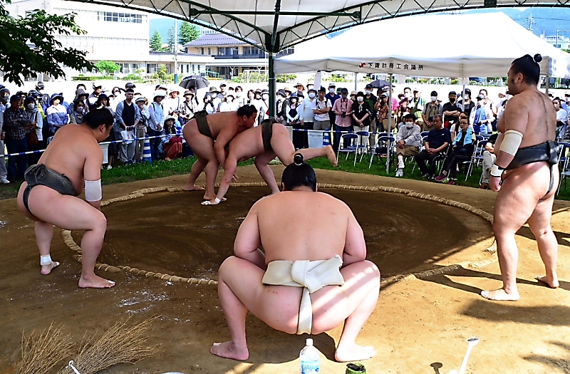諏訪湖や富士山を見ながら元気をつけて」 荒汐部屋・下諏訪合宿の稽古