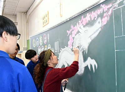 黒板アートで校舎に別れ 天龍中学校に竜のイラスト、生徒ら「思い出に
