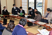 生坂村が開いた脱炭素化推進事業の説明会。村民から質問が相次いだ＝１月２９日