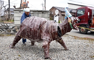 不思議な小動物のオブジェ 国道沿いに謎のオブジェ 行き交う人の注目集める 箕輪町｜信濃毎日新聞
