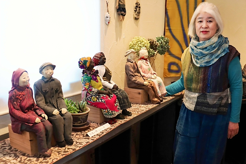 世界の伝統衣装の人形に平和への願い 原村の作家、12日から作品展