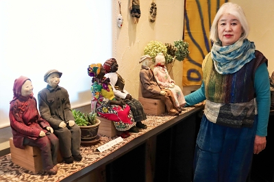 世界の伝統衣装の人形に平和への願い 原村の作家、12日から作品展