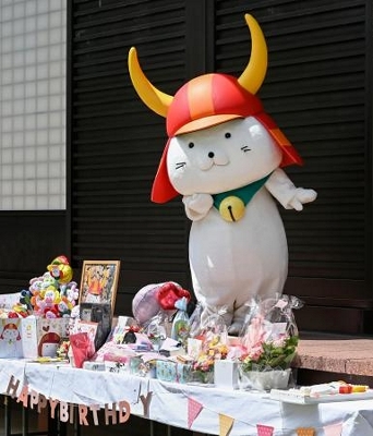 ひこにゃん18回目の誕生日 滋賀、彦根城でセレモニー｜信濃毎日新聞