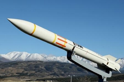 弾道ミサイルの第1波を発射 イランがイスラエルに報復｜信濃毎日新聞