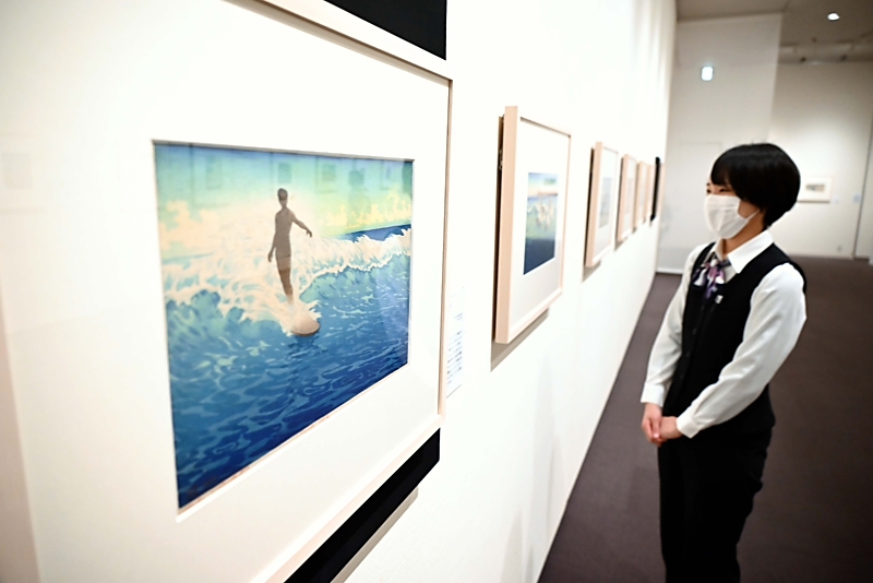 木版画のざらつき感や色のかすれを生かして浴場の雰囲気を表現… 「新