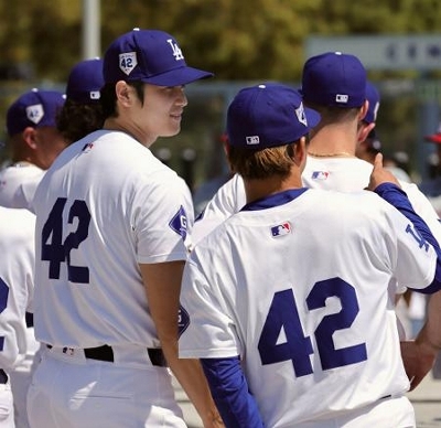 大谷はじめ全選手が背番号42 初の黒人ロビンソン選手を記念｜信濃
