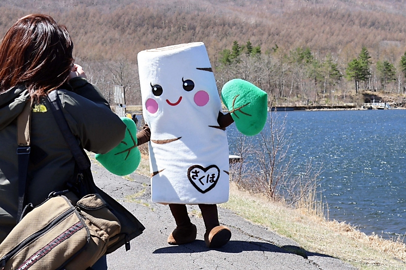 佐久穂に遊びに来てね」 しらかばちゃんが観光地巡ってSNS向けに