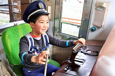 別所線の列車運転席でハンドル操作やアナウンス体験 上田電鉄が「丸窓
