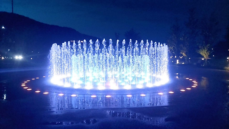 噴水広場が今季もスタート、幻想的にライトアップも 長野市城山公園