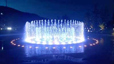 噴水広場が今季もスタート、幻想的にライトアップも 長野市城山公園
