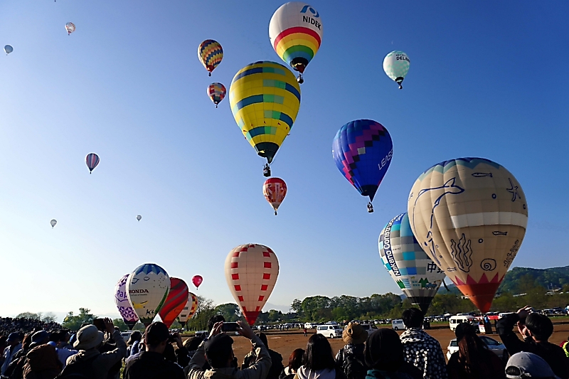 快晴の空に「北斗の拳」 佐久市でバルーンフェスティバル開幕【動画