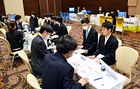 「長野県就活ナビ２０２５」の合同企業説明会で対面する学生と採用担当者＝４月２３日、長野市