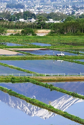 水面に北アルプス常念岳 田んぼに映る逆さまの世界は安曇野市の風物詩