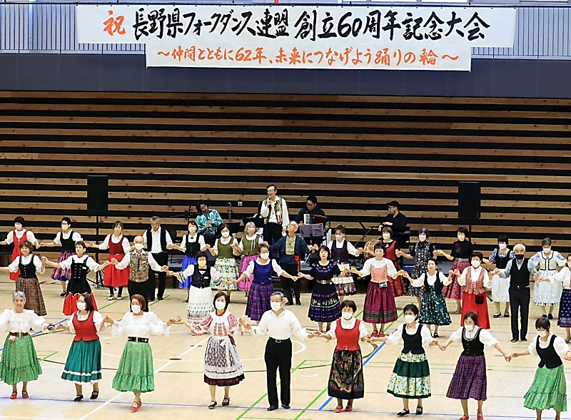 手をつないだり肩を組んだり、500人がフォークダンス楽しむ 県連盟