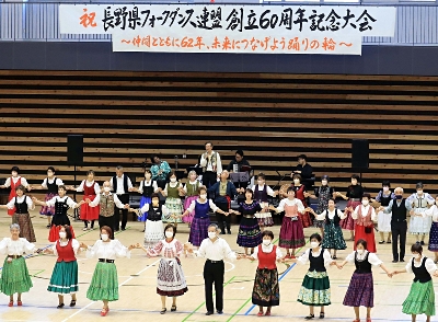 手をつないだり肩を組んだり、500人がフォークダンス楽しむ 県連盟