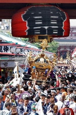 下町包むみこしの熱気、浅草 中日を迎えた三社祭｜信濃毎日新聞
