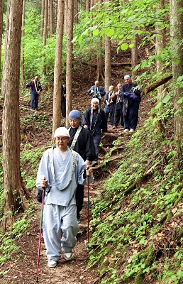 最澄がたどった峠歩く 天台宗若手僧侶 岐阜・中津川から阿智へ｜信濃